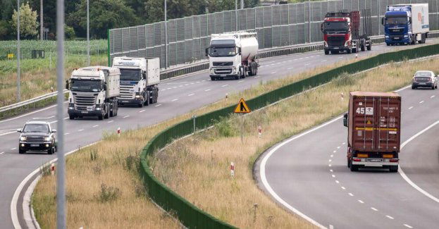 Rośnie liczba naruszeń zakazu wyprzedzania się ciężarówek na trasach szybkiego ruchu