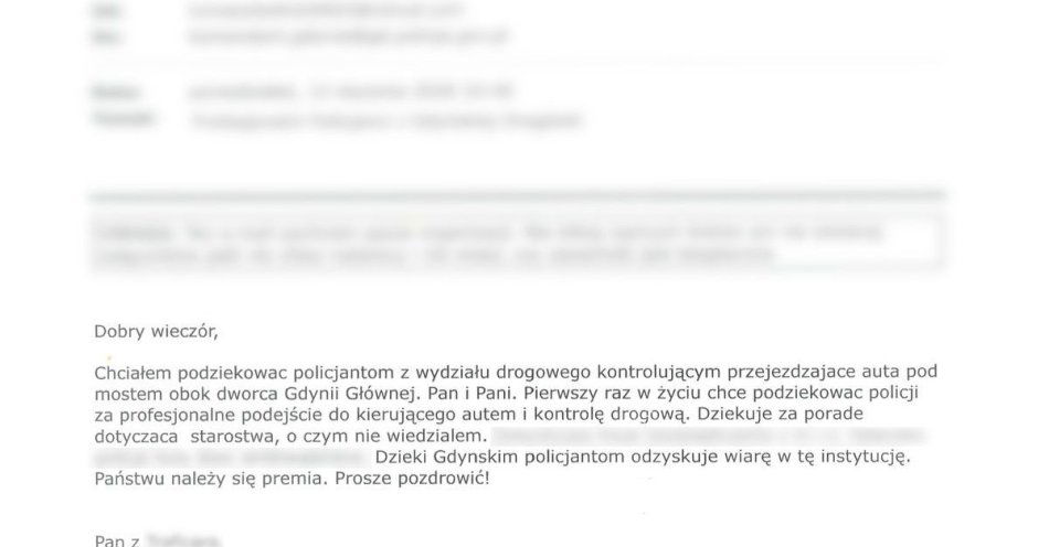 zdjęcie: Kierowca dziękuje policjantom za profesjonalną kontrolę / fot. KMP w Gdyni