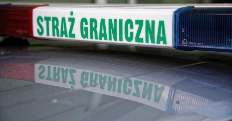 zdjęcie: Służbowy samochód obrzucony kamieniami i cegłami przez migrantów / fot. PAP