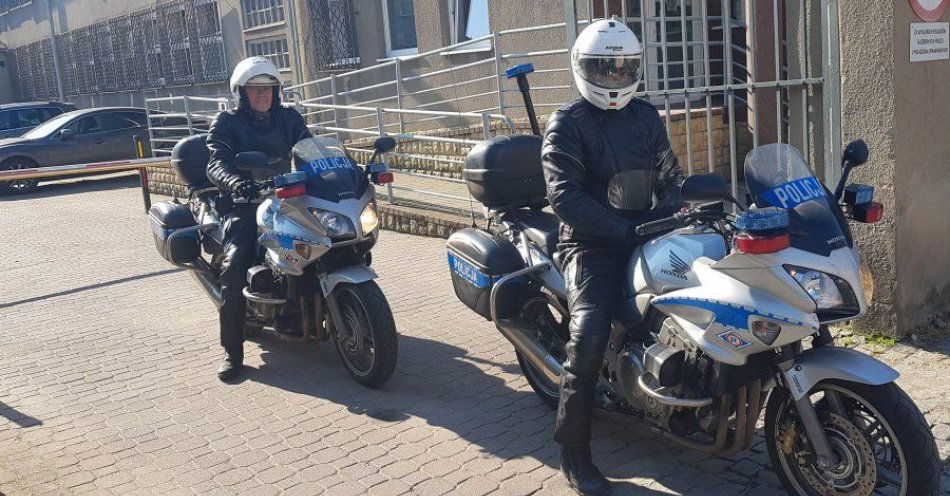 zdjęcie: Nadal drogi powiatu kłodzkiego patrolują również policjanci na motocyklach / fot. KPP w Kłodzku