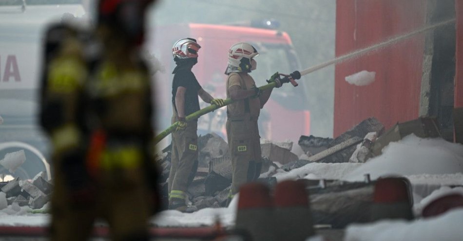 zdjęcie: Strażacy opanowali pożar sklepu budowlanego w Krośnie, trwa dogaszanie / fot. PAP