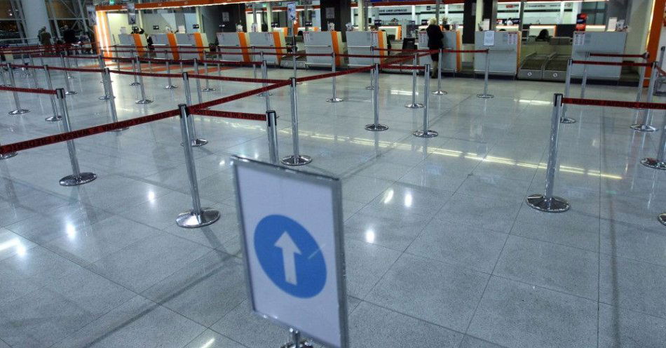 zdjęcie: Od początku roku na trzech lotniczych przejściach w województwie mazowieckim odprawiono ponad 8 mln podróżnych / Warszawa, 03.09.2010. Pusty terminal odlotów na warszawskim lotnisku im. F. Chopina, 3 bm. Z powodu remontu skrzyżowania pasów startowych większość połączeń lotniczych przeniesiono m.in. do Łodzi, Katowic i Gdańska. Okęcie w ciągu weekendu przyjmie tylko kilkanaście połączeń. (kru/woa) PAP/Radek Pietruszka