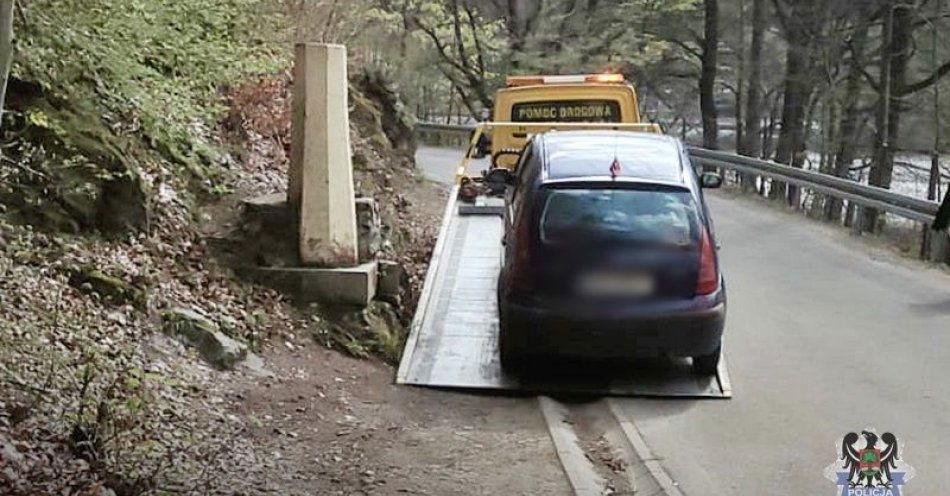 zdjęcie: Apelujemy do przyjezdnych, ale i samych mieszkańców, o prawidłowe parkowanie pojazdów. W weekend kolejne samochody zostały odholowane na parking strze / fot. KMP w Wałbrzychu