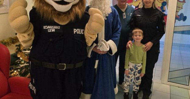 Niebieski Mikołaj i policjanci odwiedzili dzieci w Latawcu