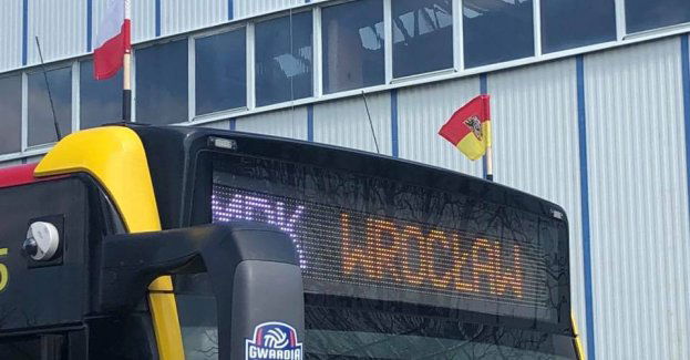Flagi na autobusach i tramwajach na majowe święta