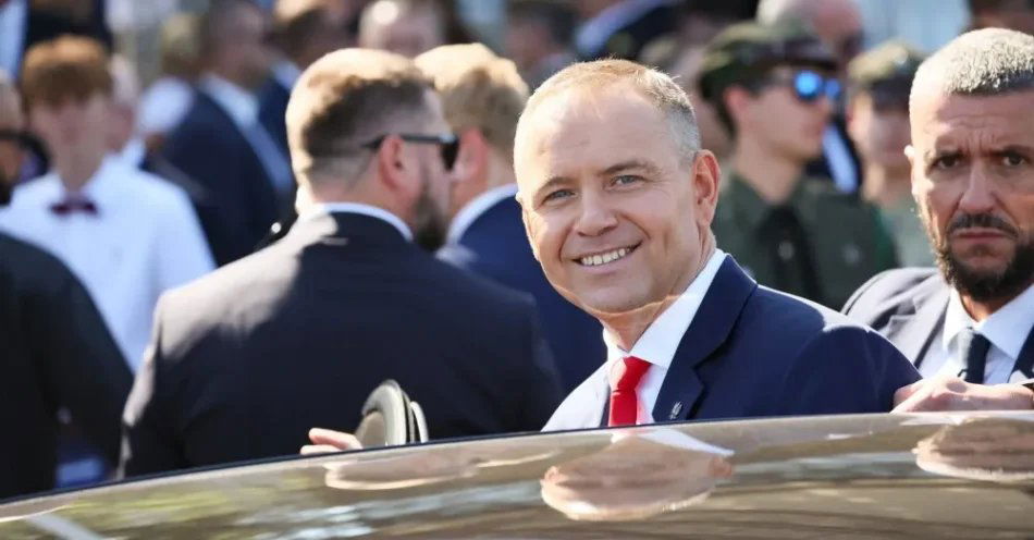 zdjęcie: Sondaż dla Onetu: Nawrocki liderem rankingu zaufania, następnie Sikorski i Kosiniak-Kamysz / Warszawa, 15.08.2026. Prezydent RP Karol Nawrocki (C) po defiladzie wojskowej na warszawskiej Wisłostradzie, w ramach obchodów Święta Wojska Polskiego, 15 bm. Tegoroczna defilada wojskowa odbywa się pod hasłem „Polska SAFE - bezpieczna Polska”. (sko) PAP/Leszek Szymański