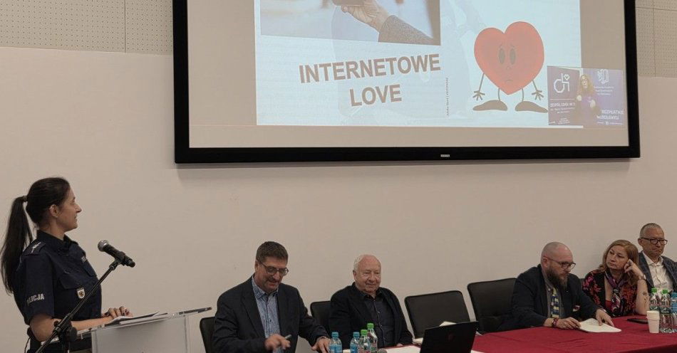 zdjęcie: Policjanci biorą udział w konferencji naukowo-szkoleniowej / fot. KMP we Włocławku