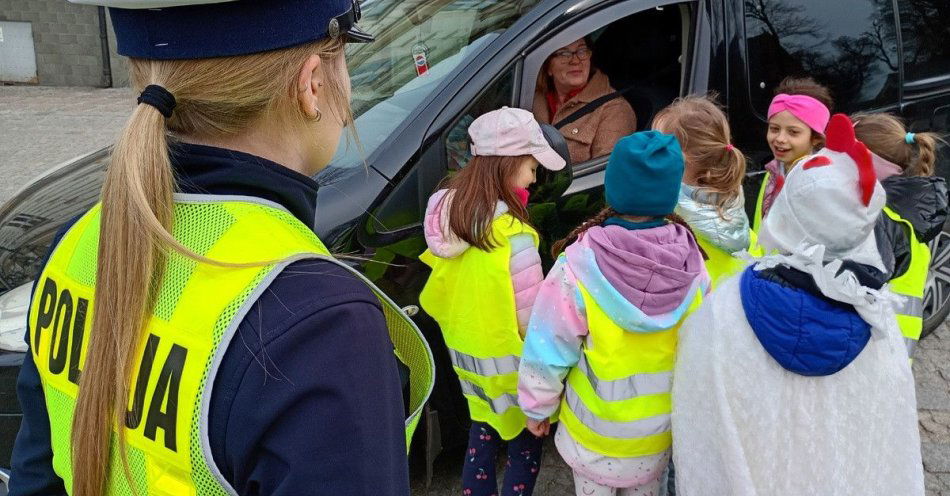 zdjęcie: Uczniowie i policjanci przypominali kierowcom o bezpieczeństwie / fot. KPP w Wałczu 1