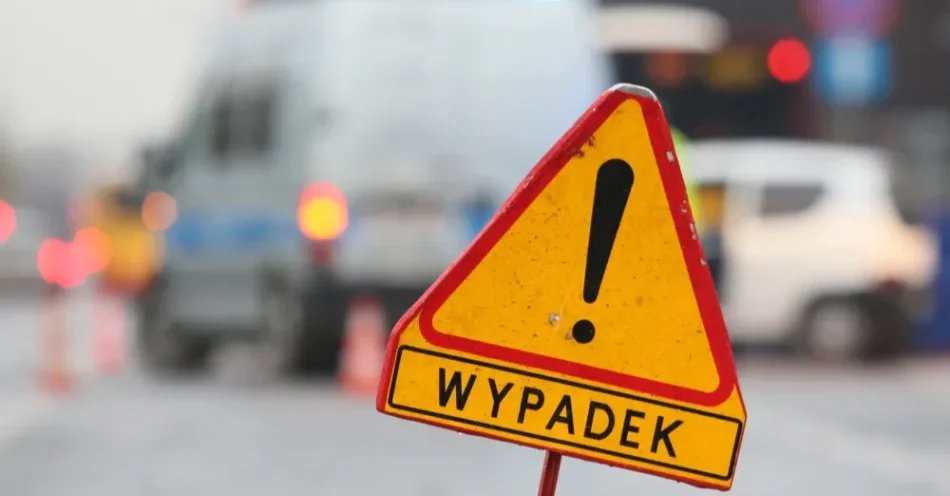 zdjęcie: Dwie osoby zginęły, pięć zostało rannych w wypadku na DK91 w miejscowości Narkowy w woj. pomorskim / Warszawa, 17.11.2017. Miejsce wypadku. Do tragicznego wypadku doszło w Warszawie, 17 bm. na skrzyżowaniu ulic Szczęśliwickiej i ppłk. Sokołowskiego „Grzymały”. Zderzył się samochód osobowy fiat seicento z autobusem linii 523. Dwie osoby z fiata zostały poszkodowane, jedna z nich, mimo reanimacji, zmarła. (ls/doro) PAP/Leszek Szymański