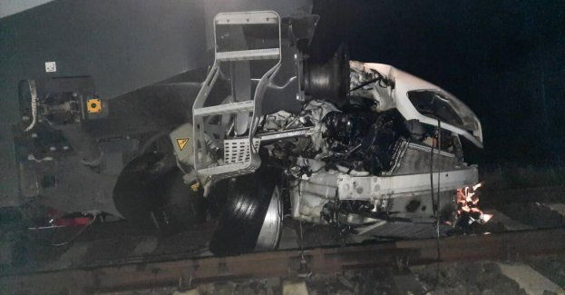 Auto wjechało pod pociąg, zginęło pięć osób