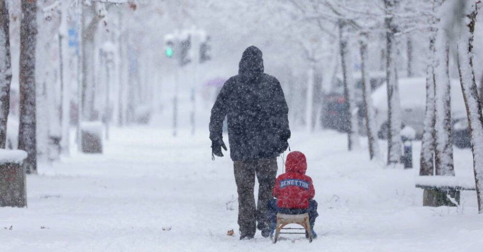 zdjęcie: Lekarka: jesienią i zimą gwałtownie rośnie liczba oparzeń i odmrożeń / epa12625838 Mężczyzna ciągnie chłopca na sankach pod padającym śniegiem w Belgradzie, Serbia, 4 stycznia 2026 r. Władze zaleciły mieszkańcom pozostanie w domu, ponieważ wydano ostrzeżenie przed marznącym deszczem na okres od 5 do 7 stycznia 2026 r., powołując się na bardzo niebezpieczne warunki drogowe i możliwość wystąpienia przerw w dostawie energii. EPA/ANDREJ CUKIC Dostawca: PAP/EPA.