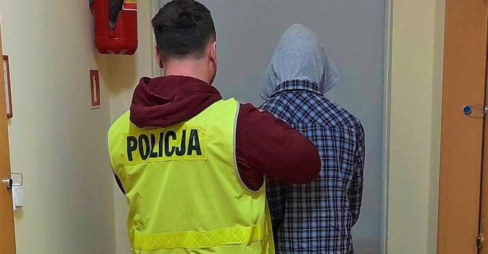 zdjęcie: Dwóch włamywaczy zatrzymanych przez policjantów. / fot. KPP w Kościerzynie