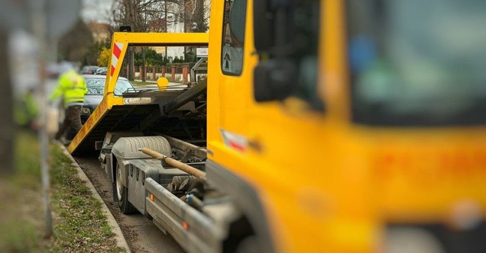 zdjęcie: Ząbkowice: Audi odholowane po zaparkowaniu przy przejściu / fot. KPP w Ząbkowicach Śląskich