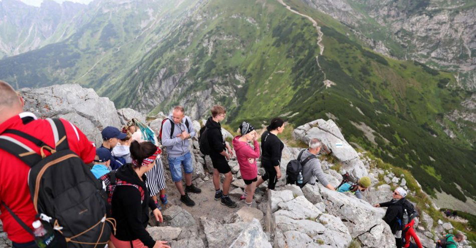 zdjęcie: Kolejki na popularnych szlakach; do Morskiego Oka tylko z wcześniejszą rezerwacją / fot. PAP