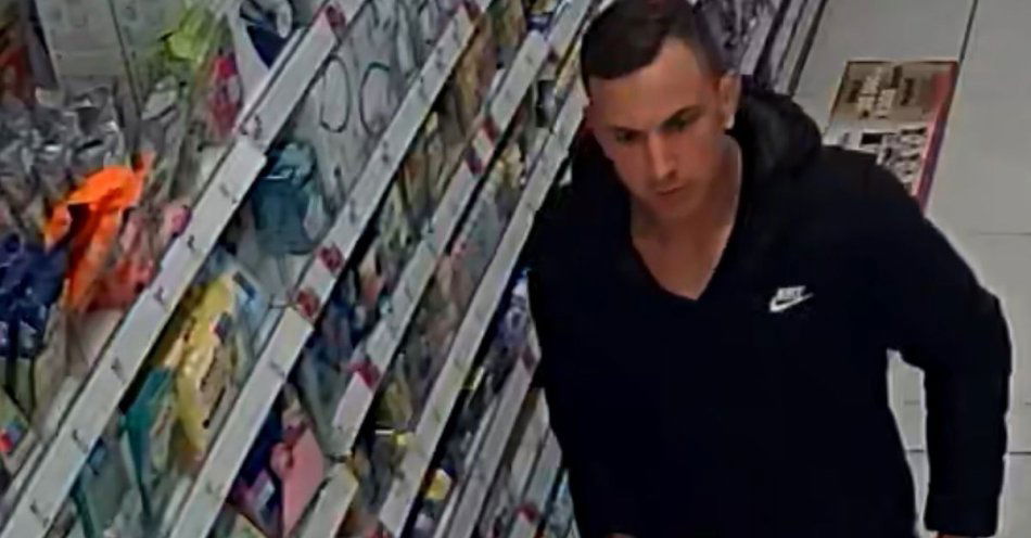 zdjęcie: Podejrzewany o kradzież perfum w ciechanowskich drogeriach. Może go rozpoznajesz? / fot. KPP w Ciechanowie