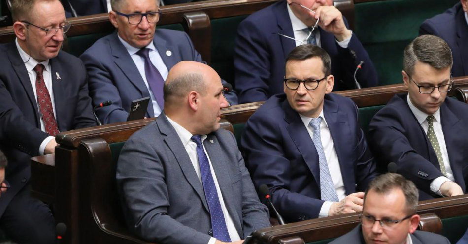 zdjęcie: 30 proc. zwolenników rządu; 46 proc. - przeciwników / fot. PAP