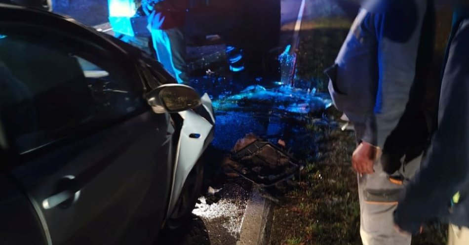 zdjęcie: Wypadek na DW563. Osobówka uderzyła w harwestera / fot. KPP w Żurominie