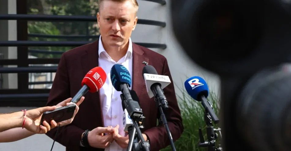 zdjęcie: Lewandowski: nie byłem inicjatorem spotkania Krala z Romanowskim / Warszawa, 28.08.2026. Mec. Bartosz Lewandowski podczas konferencji prasowej przed siedzibą swojej kancelarii w Warszawie, 28 bm. Wg informacji mediów mec. Lewandowski miał pośrdeniczyć w kontaktach między poszukiwanym listem gończym Marcinem Romanowskim, który szukał azylu w Dubaju, i szefem Zondacrypto Przemysławem Kralem. Bartosz Lewandowski był wówczas adwokatem obu mężczyzn. (jm) PAP/Albert Zawada
