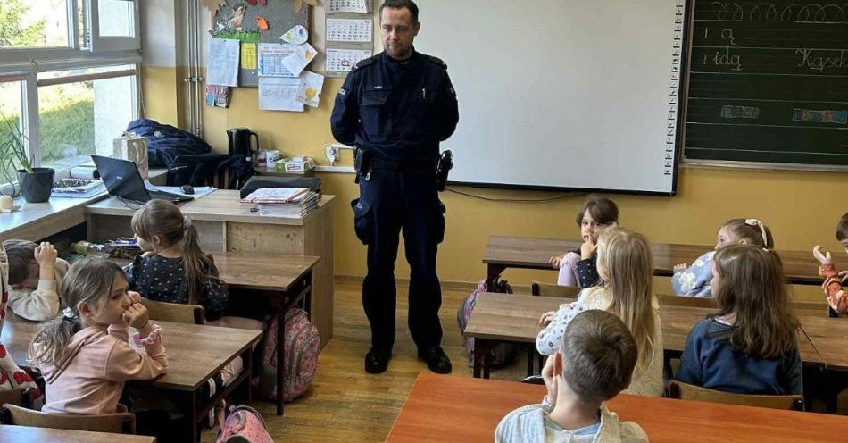 zdjęcie: Dzielnicowi uczą pierwszaków zasad bezpieczeństwa na drodze / fot. KMP w Radomiu