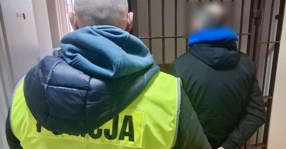 zdjęcie: Zniszczyli izolację szkoły twierdząc że szukali czegoś / fot. KPP w Tczewie