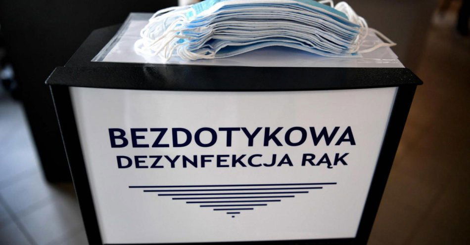 zdjęcie: Naukowcy ostrzegają przed nadmiernym stosowaniem środków dezynfekujących w związku z COVID-19 / fot. PAP