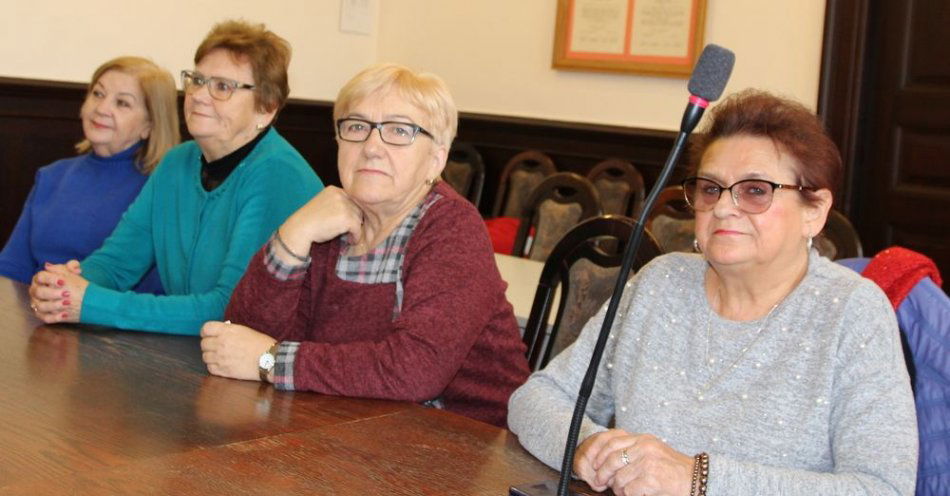 zdjęcie: Debatowaliśmy z grodkowskimi seniorami / fot. KPP Brzeg