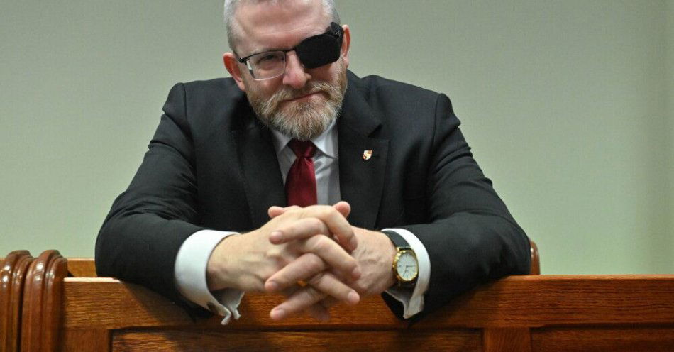 zdjęcie: Grzegorz Braun stawił się na przesłuchanie w prokuraturze ws. pozbawienia wolności lekarki / Warszawa, 23.02.2026. Prezes Konfederacji Korony Polskiej, europoseł Grzegorz Braun na sali rozpraw Sądu Rejonowego dla Warszawy Pragi - Południe, 23 bm. Trwa kolejna rozprawa w procesie Grzegorza Brauna w sprawie m.in. zgaszenia przez niego świec chanukowych w Sejmie. Proces rozpoczął się 8 grudnia zeszłego roku. (sko) PAP/Piotr Nowak