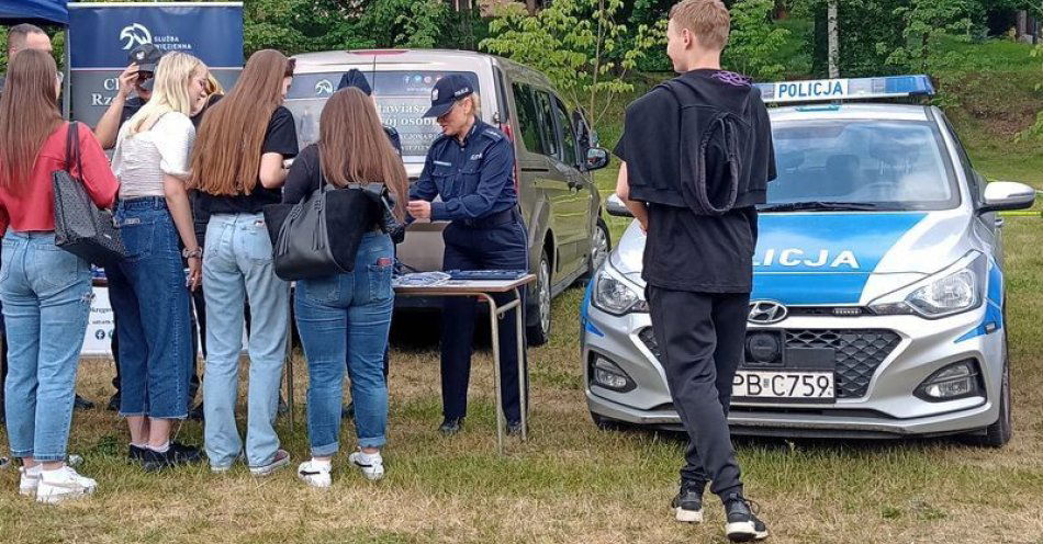 zdjęcie: Mundurowi na święcie w Karkonoskiej Akademii Nauk Stosowanych  promowali i zachęcali studentów do pracy w policji / fot. KMP w Jeleniej Górze