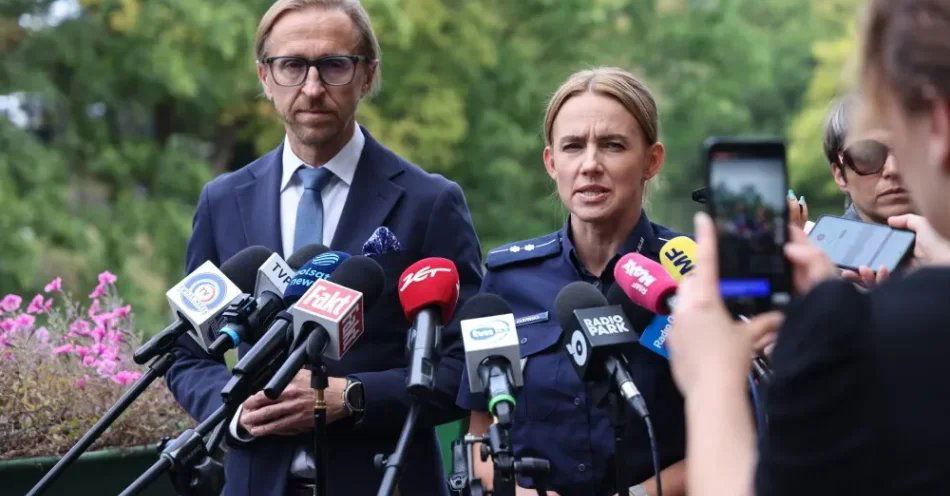 zdjęcie: Zatrzymano podejrzewanego o zabójstwo kobiety w Kędzierzynie-Koźlu / Opole, 02.09.2026. Prokurator Prokuratury Okręgowej w Opolu Stanisław Bar (L) oraz przedstawicielka Zespołu Prasowego Komendy Wojewódzkiej Policji w Opolu asp. Ewelina Karpińska (2L) podczas konferencji prasowej w Opolu, 2 bm. Konferencja dotyczyła nowych ustaleń w sprawie zabójstwa 49-letniej kobiety, do którego doszło 28 sierpnia 2026 roku w Kędzierzynie-Koźlu. (ad) PAP/Krzysztof Świderski
