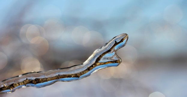 IMGW ostrzega przed marznącym deszczem powodującym gołoledź