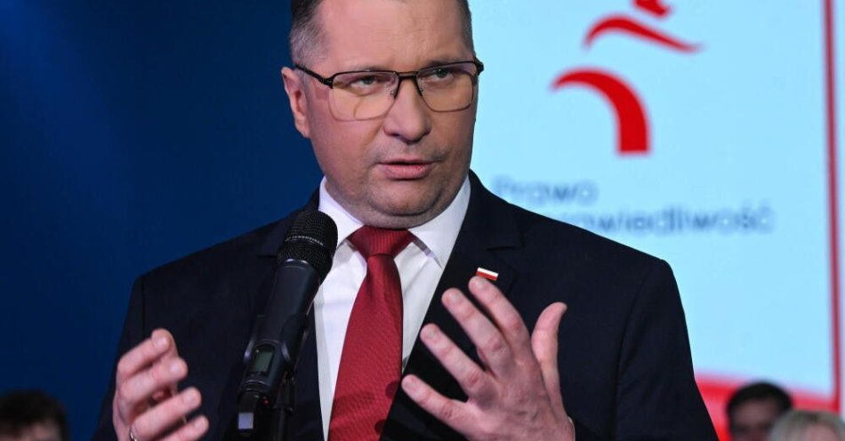 zdjęcie: Czarnek: jestem w stanie spierać się z każdym, ale na argumenty, nie na hejt / Warszawa, 08.03.2026. Poseł PiS, kandydat Prawa i Sprawiedliwości na premiera Przemysław Czarnek (C) podczas spotkania w siedzibie PiS przy ul. Nowogrodzkiej w Warszawie, 8 bm. Kandydat PiS na premiera Przemysław Czarnek wygłosił oświadczenie w ramach spotkania 