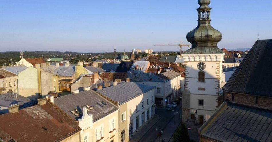 zdjęcie: W kamienicy w Krośnie znaleziono kolejne granaty; powiększa się historyczny arsenał / Krosno, 21.08.2020. Rynek w Krośnie, 21. bm. Z prawej - wieża zegarowa bazyliki kolegiacka pod wezwaniem Świętej Trójcy.  (dd/dw) PAP/Darek Delmanowicz