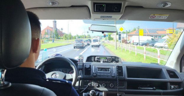 Policyjna eskorta rocznego dziecka