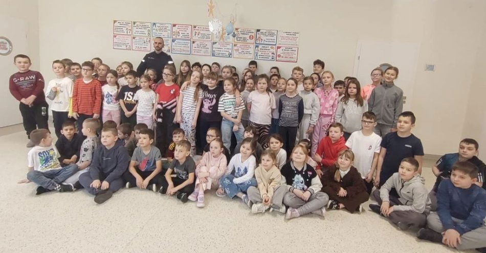 zdjęcie: Bezpieczne zimowe zabawy. Porady policjanta z Działoszyc / fot. KPP Pińczów