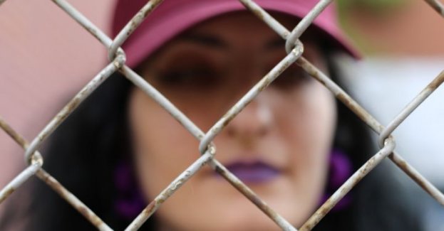 Policja zatrzymała 50-latkę; zaatakowała i okradła seniorkę