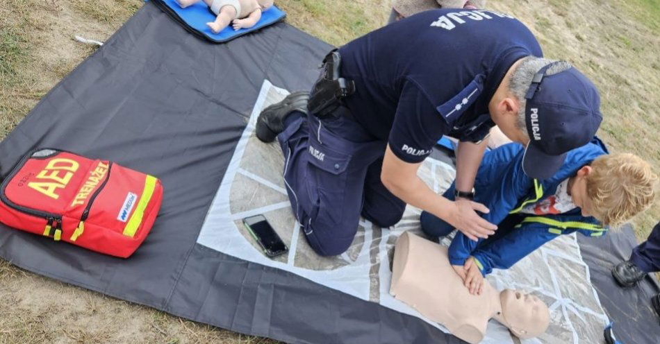 zdjęcie: Ostrołęccy policjanci uczyli mieszkańców udzielać pierwszej pomocy / fot. KMP w Ostrołęce