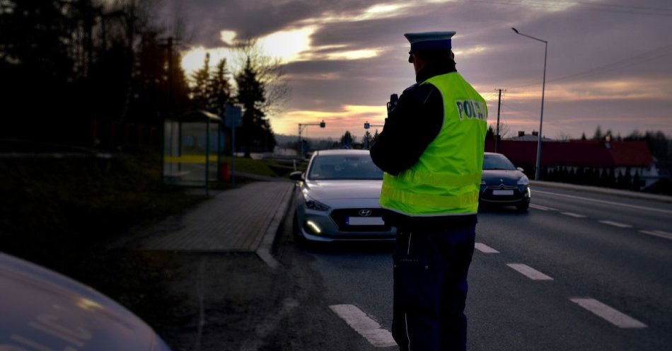 zdjęcie: Młody kierowca w Sielecu stracił prawo jazdy za 106 km/h / fot. KPP w Ropczycach fot. mł. asp. A.Olszowy-Szydło