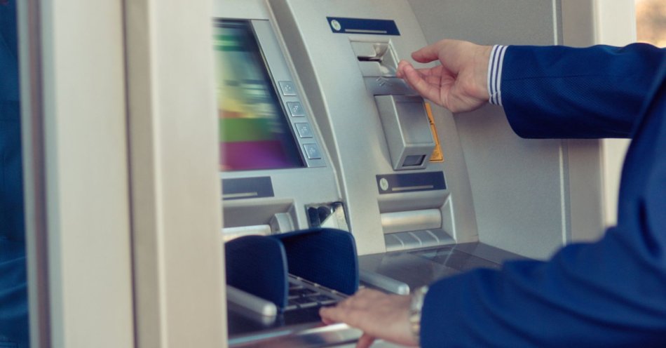 zdjęcie: Posługiwali się skradzioną kartą bankomatową / v10909501