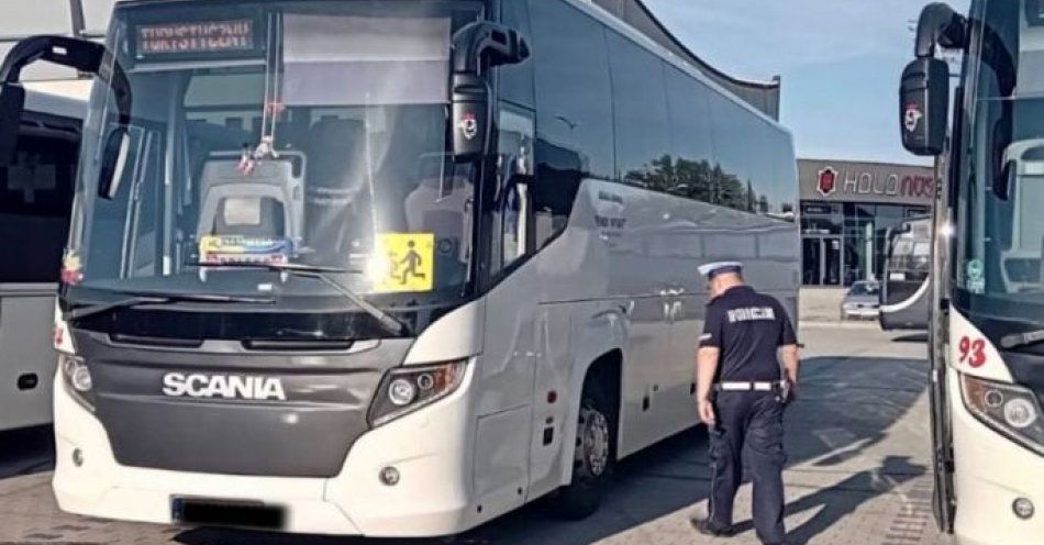 zdjęcie: W trosce o najmłodszych - policjanci skontrolują autokar / fot. KPP Nysa