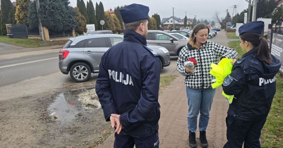 zdjęcie: Noś odblaski i bądź widoczny po zmroku / fot. KPP Starachowice podczas akcji