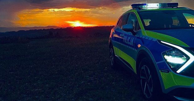 Policjanci i strażacy pomogli mężczyźnie, który zgubił się w lesie