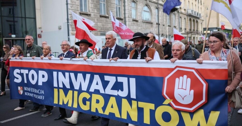 zdjęcie: W Warszawie odbył się antyimigrancki marsz i kontrmanifestacja / fot. PAP