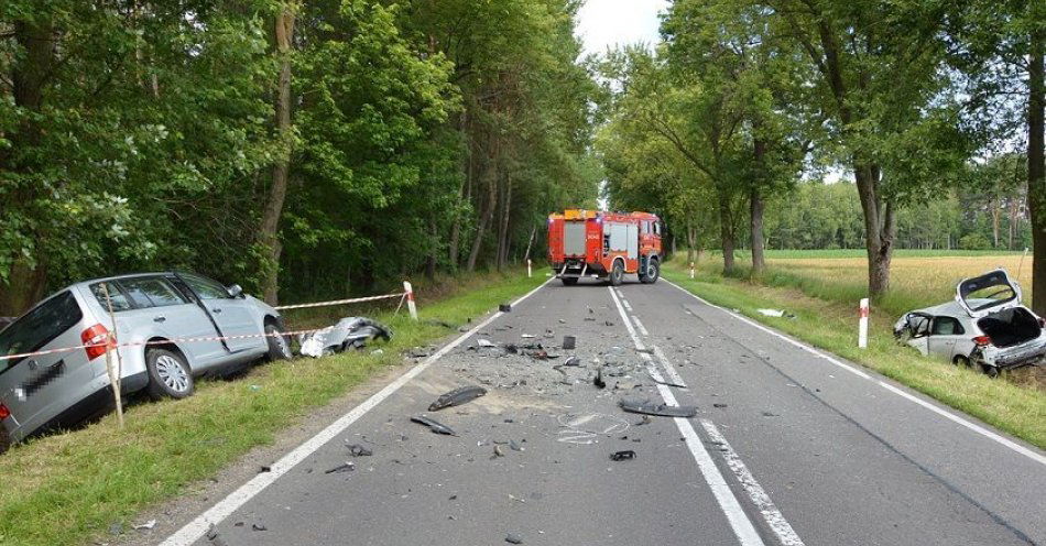 zdjęcie: Na łuku drogi czołowo zderzył się z jadącym z przeciwka autem / fot. KMP Biała Podlaska
