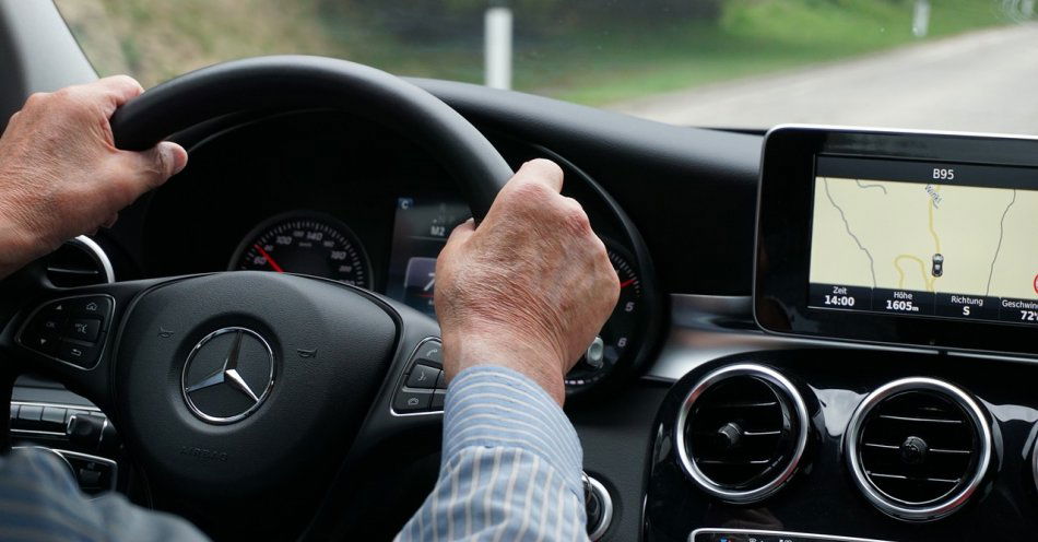 zdjęcie: Auto z kobietą potrzebującą pomocy medycznej utknęło w korku. Pomógł policyjni pilotaż / pixabay/5819617