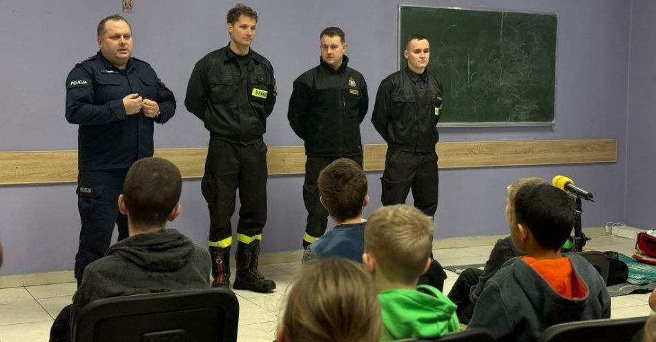 zdjęcie: Dzieci uczą się pierwszej pomocy w Fundacji Złote Serce / fot. KPP Pińczów