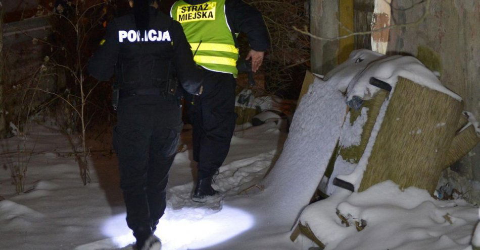 zdjęcie: Policja apeluje, by zgłaszać przypadki osób narażonych na wychłodzenie organizmu / fot. PAP