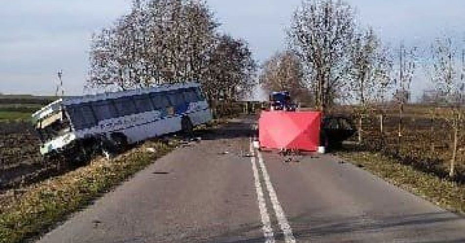 zdjęcie: Śmiertelny wypadek osobówki z autobusem / fot. KMP Zamość