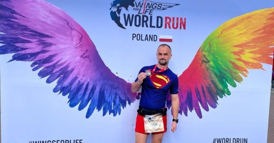 zdjęcie: Adam Małysz dogonił policjanta podczas biegu Wings for Life po przebyciu blisko 20 km / fot. KPP w Kamiennej Górze