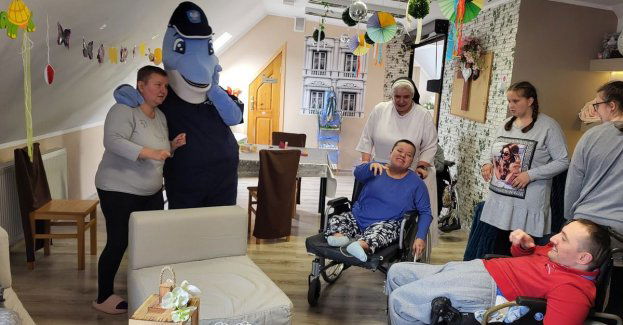 Polfinek czyli policyjna maskotka z wizytą  u dzieci.