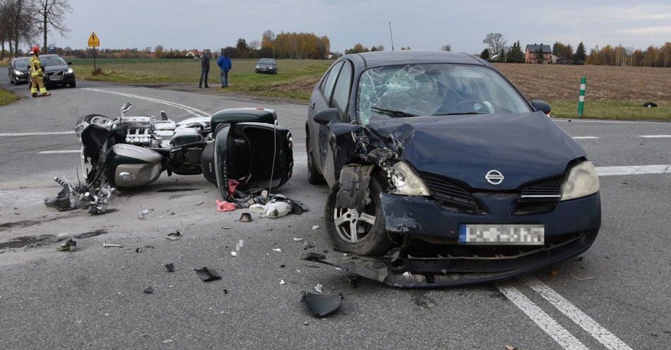zdjęcie: Motocyklista ranny po zderzeniu z Nissanem na DK63 / fot. KPP Radzyń Podlaski